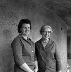Sonja Ludvigsen (1928-1974) og Aase Bjerkholt (1915-2012) på