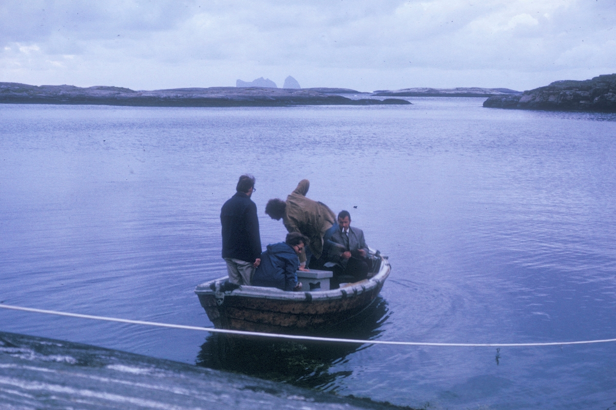 Lovund seminar, 1972 : En gruppe på fire personer i en båt. I horisonter ses Træna.