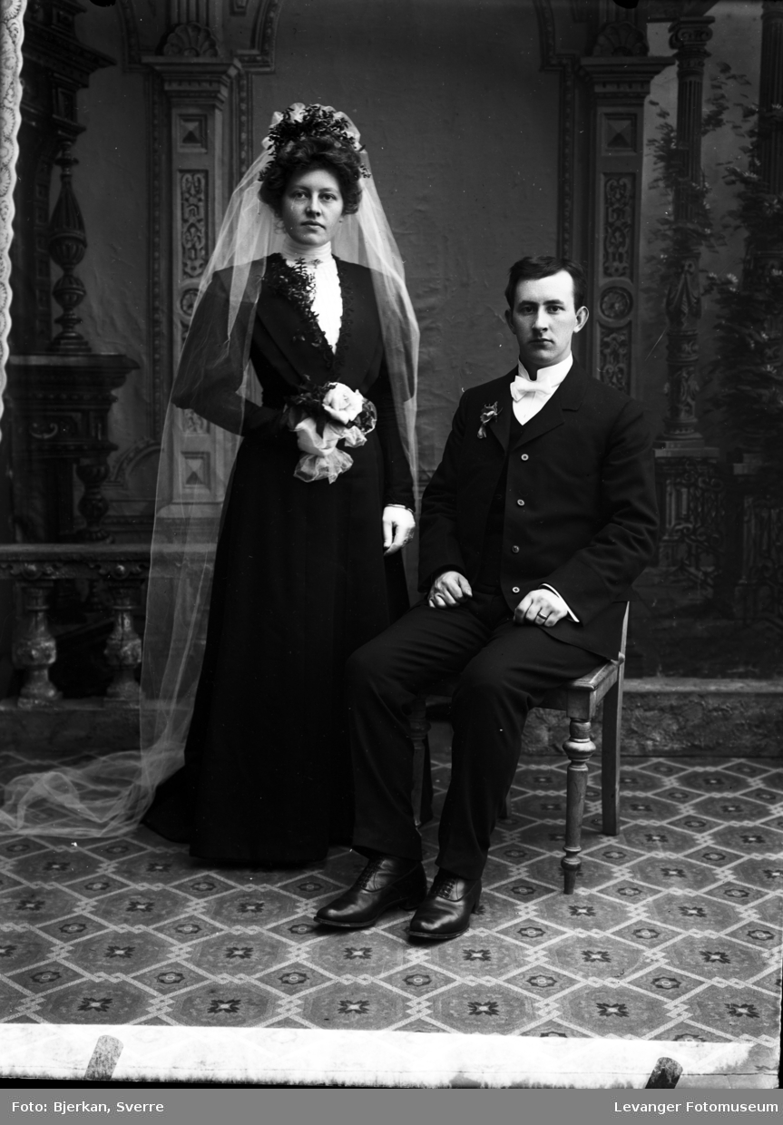 Portrett av brudeparet Ivar Louis Olsen og Marta Oline Mjøsund, Åsen