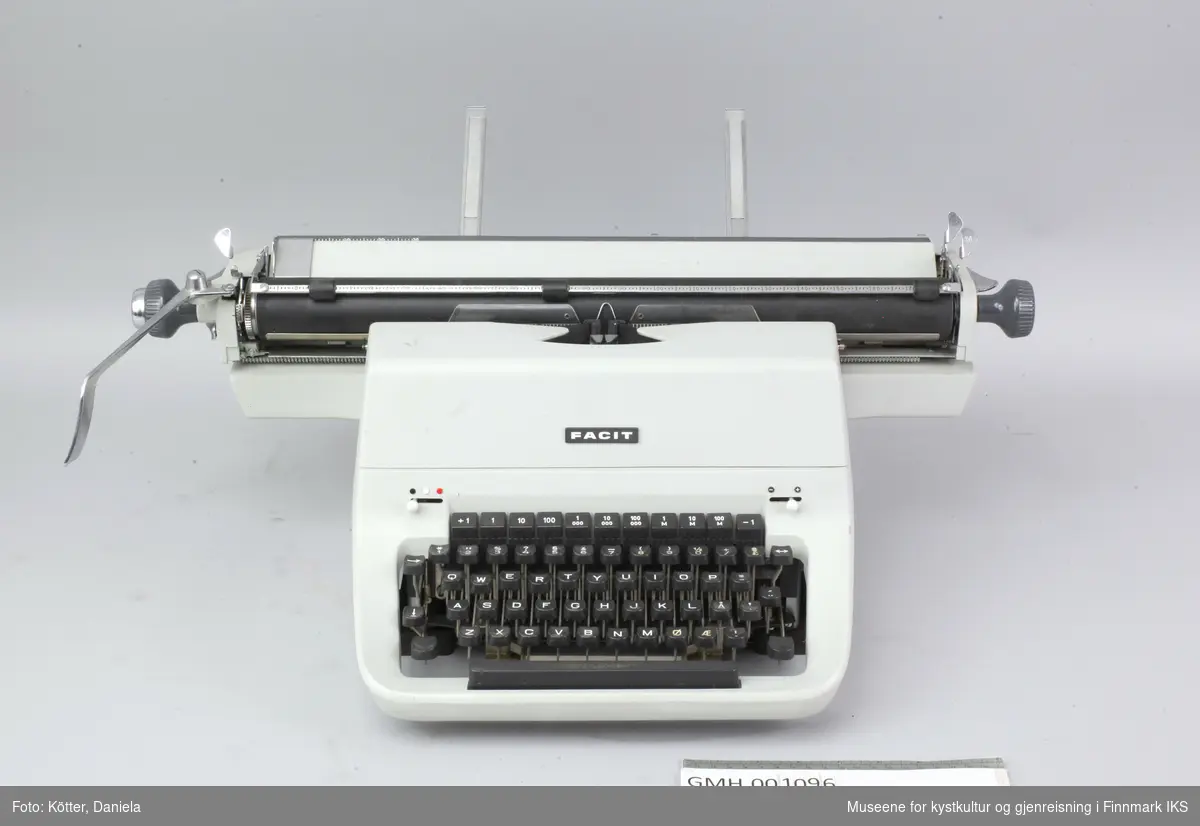 Skrivemaskinen er mekanisk og tastaturet er festet på ei metallramme. Valsen er ekstra lang og flyttes mot høyre ved å skyve spaken som stikker ut, innover.