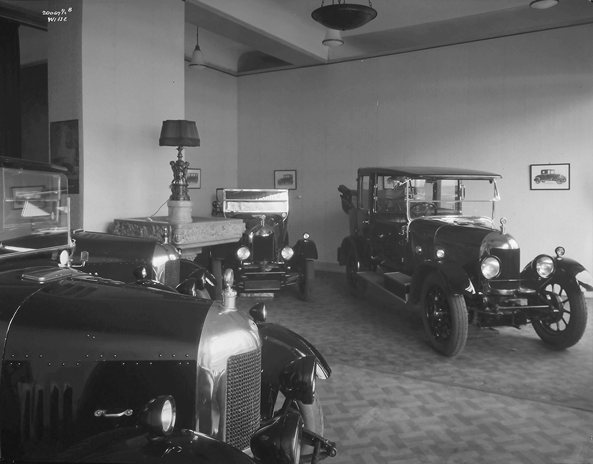 Biler står utstilt, Morris automobiler, Møllergata 28. Fotografert 1926.