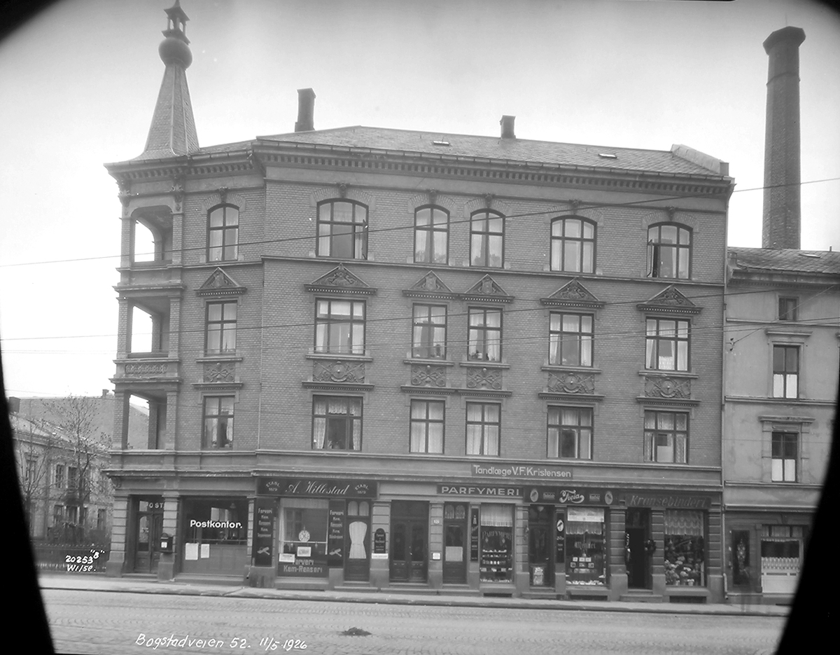 Forskjellige typer butikker og postkontor i 1. etg i Bogstadveien 52. Påskrevet foto "Bogstadveien 52. 11/5-1926"