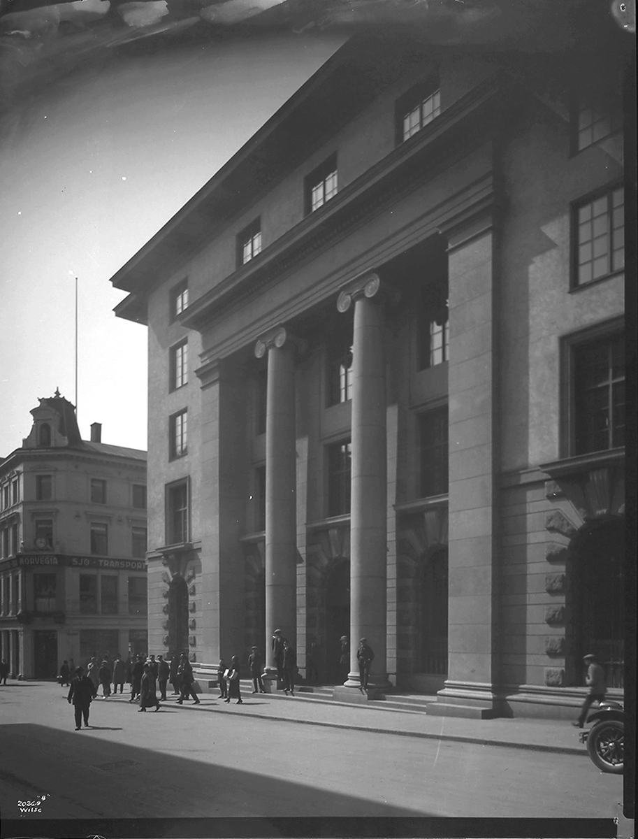 Inngangsparti, Den Norske Creditbank, Kirkegata 21, Oslo. Fotografert 1924.
