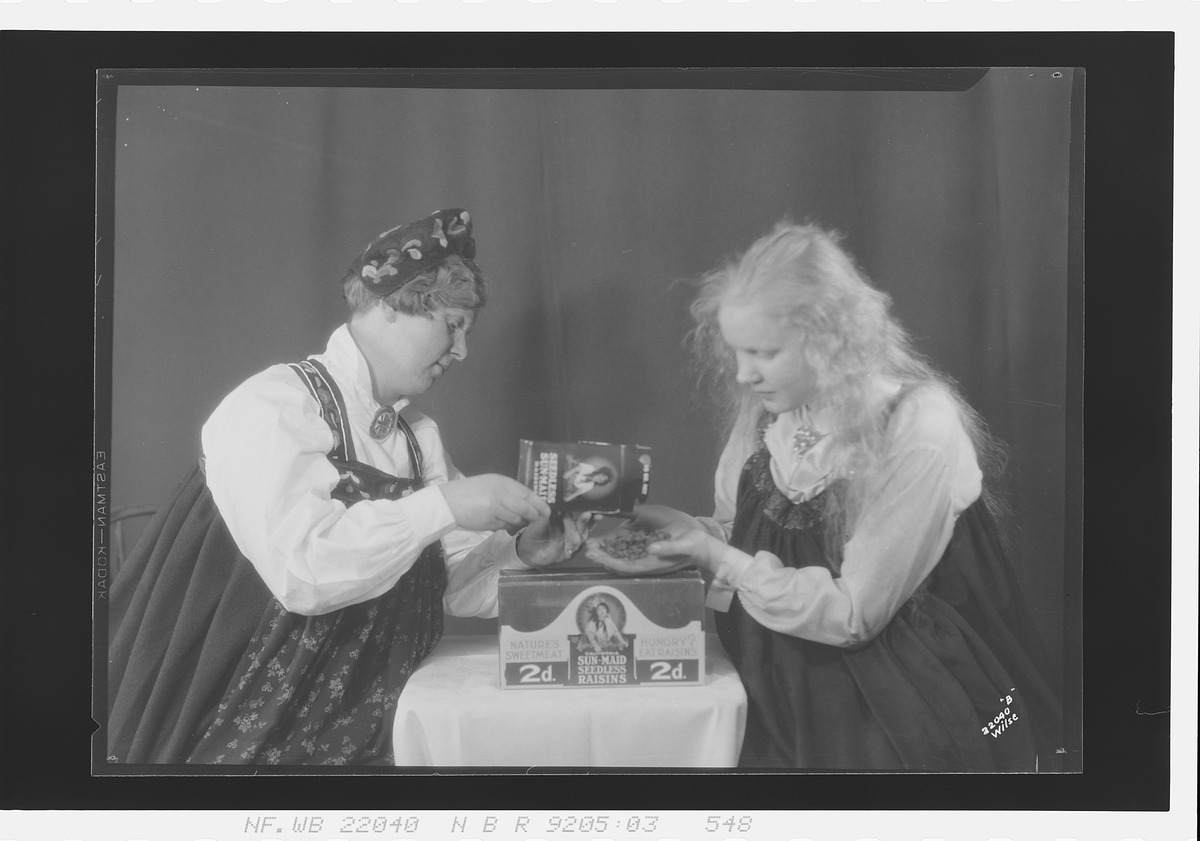 Kvinner kledd i bunader, reklame for rosiner "Sun-Maid". Fotografert 1928.