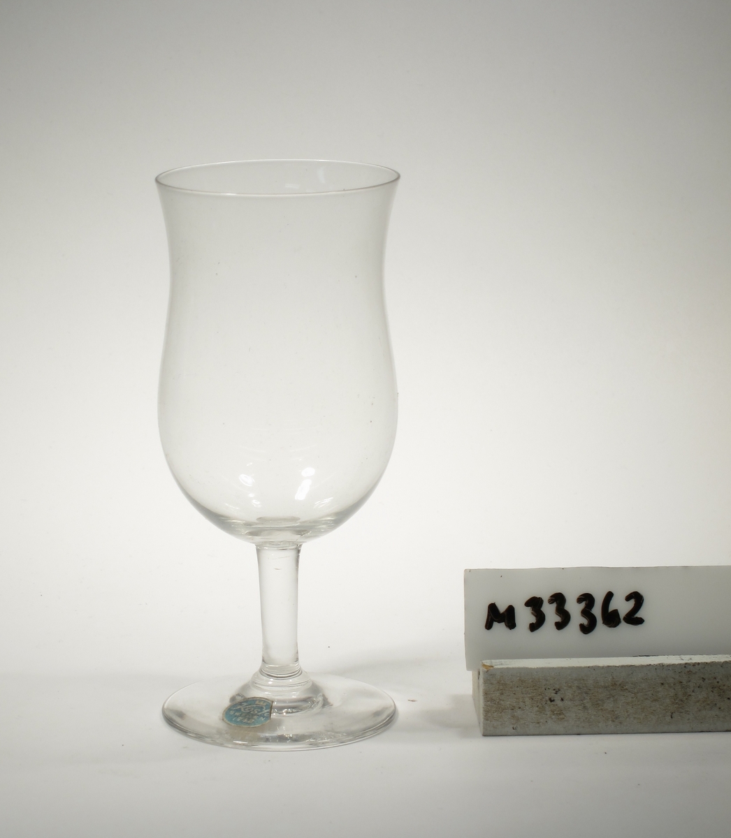 Vinprovarkupa med påklippt ben. 
Etikett: Rund med blå botten och vit text: "Kosta
SWEDEN 1742"

Troligen legotillverkning åt Kosta Glasbruk.  Glaset kan möjligen vara tillverkat på Kosta och överlämnat till Alsterfors som ett provglas.