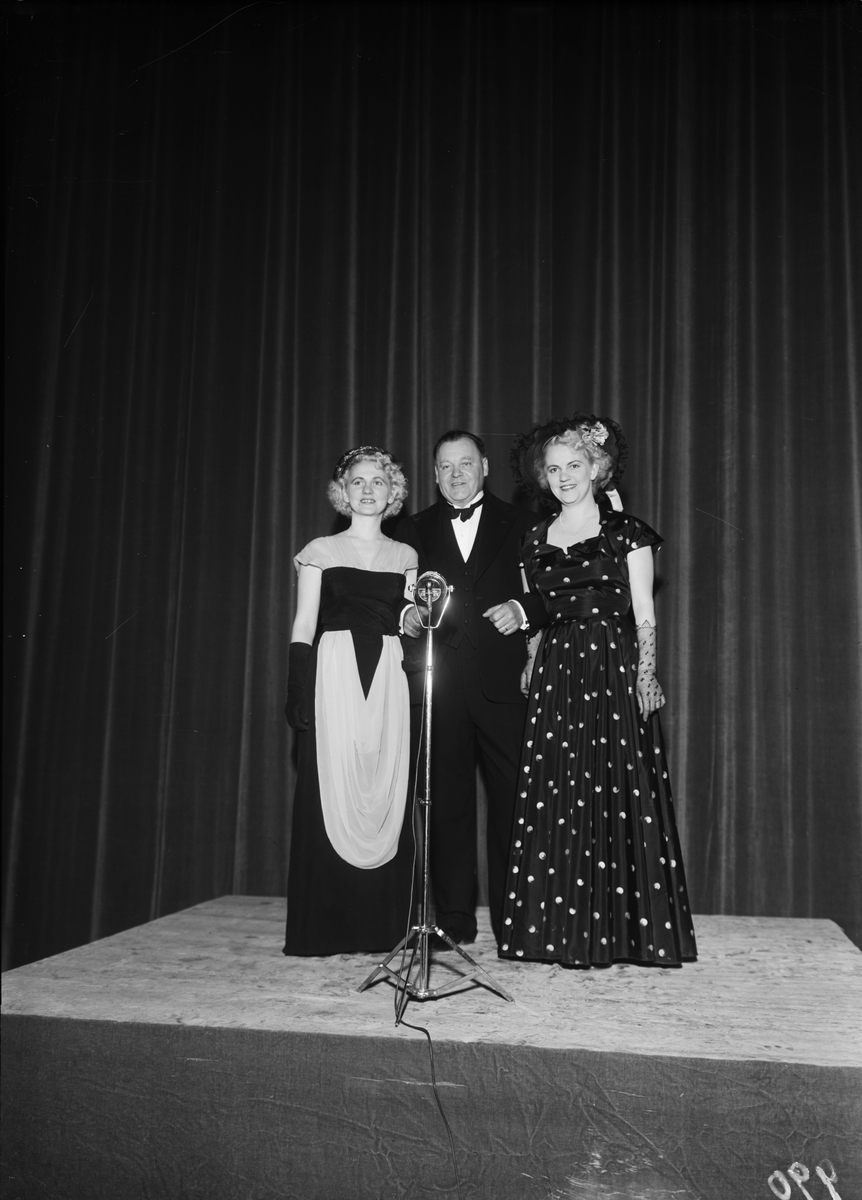 En man och två kvinnor på en scen, Uppsala 1950