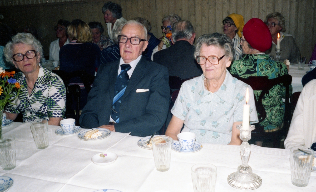Hobbyverksamhet för pensionärer, 1970-tal. Utflykt till Resa Två Skyttlar, hotell och restaurang i Örby. Tre okända personer som sitter till bords.