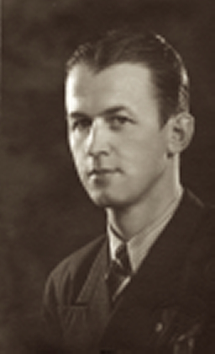 Porträttfotografi av Harry Sjölin (född 1905 i Kungälv, död 1985 i Göteborg), okänt årtal. Han var fosterbarn hos Alida och Johannes Eriksson i Bölet.