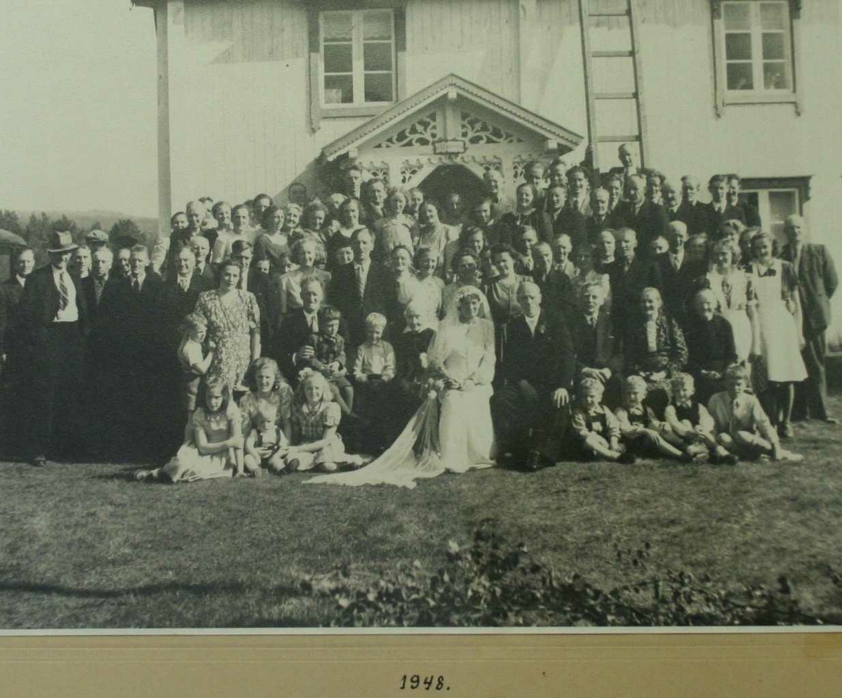Bryllupsbilde
På baksida. Brylupet i Enget Den 10/2 1948. Til familien Ryen Narjordet