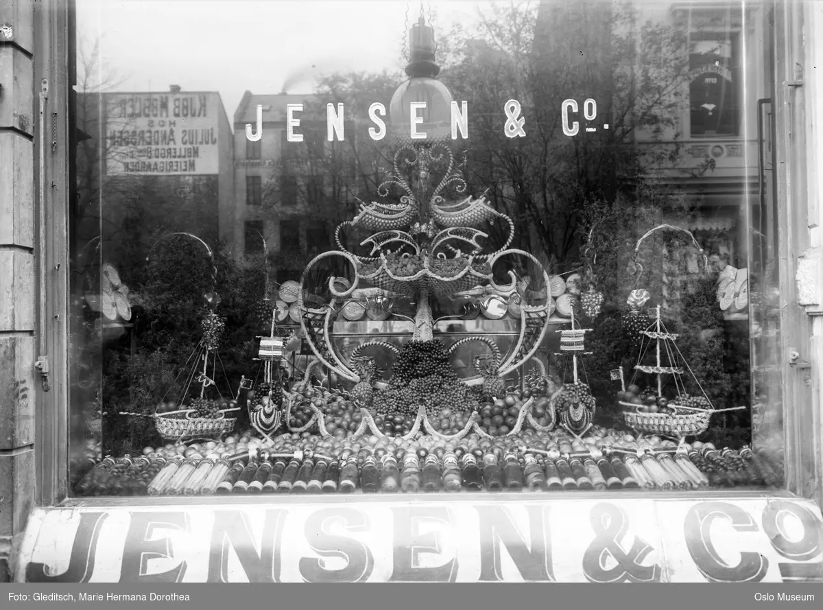 Jensen & Co., utstillingsvindu, kolonialvarer, frukt, grønnsaker, hermetikk
