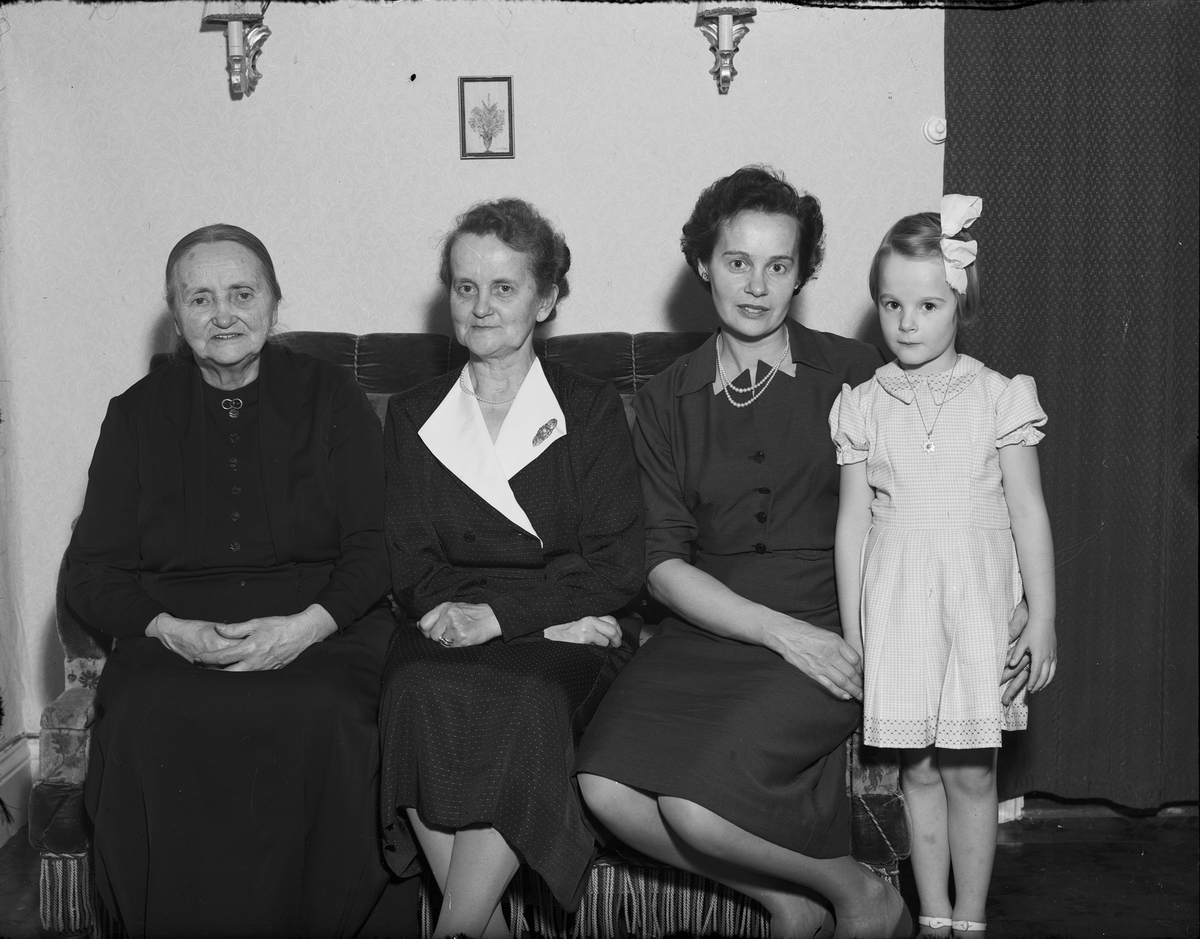 Familjeporträtt, sannolikt fyra generationer, Östhammar, Uppland