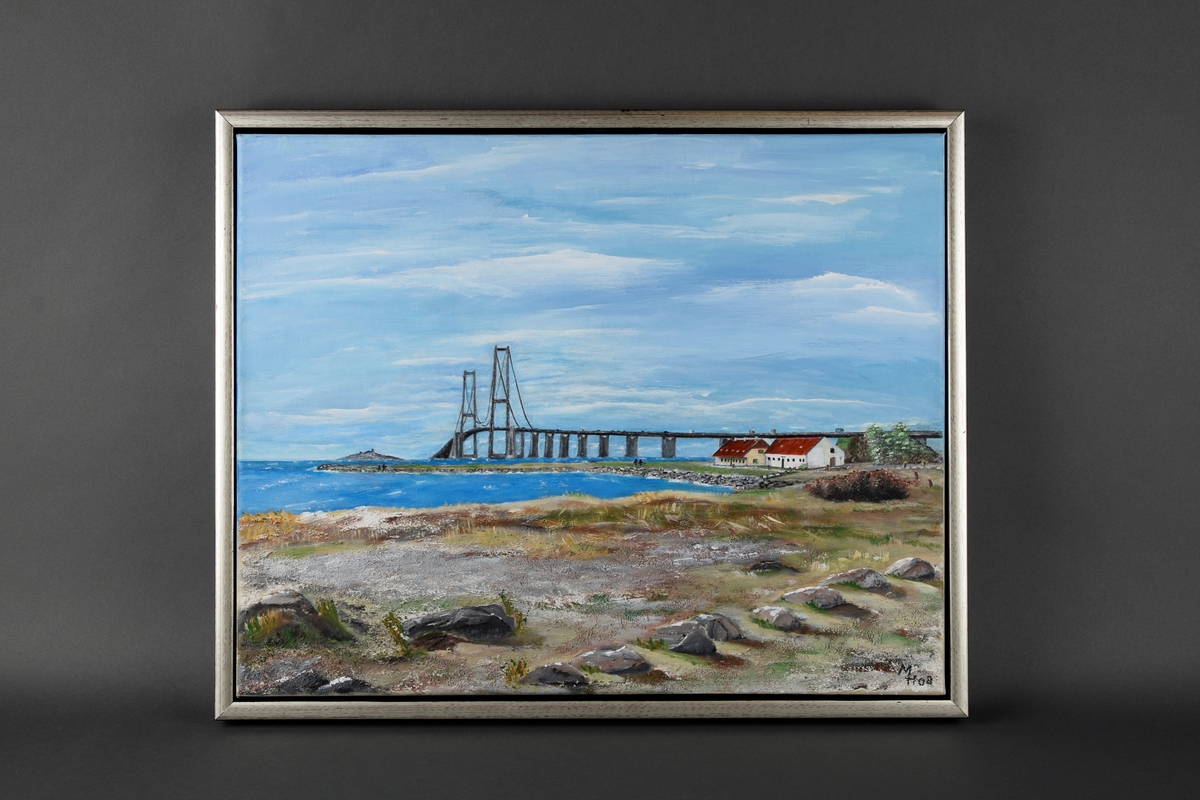 Bro gjennom et landskap med bygninger ved havet. Broen som er avbildet er Storebæltsbroen i Danmark.