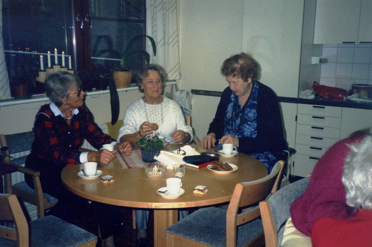 Fikastund i Brattåsgårdens hobbylokal (Streteredsvägen 5) cirka 1990. Sittandes från vänster: Edit Bernhardsson, Stina Lundberg och Maria Brattberg.