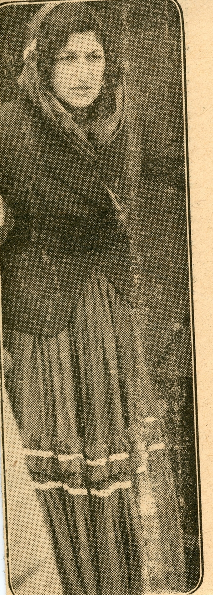Porträtt av en kvinna iförd kjol, dikhlo och kavaj. Bildens ursprung är okänt.