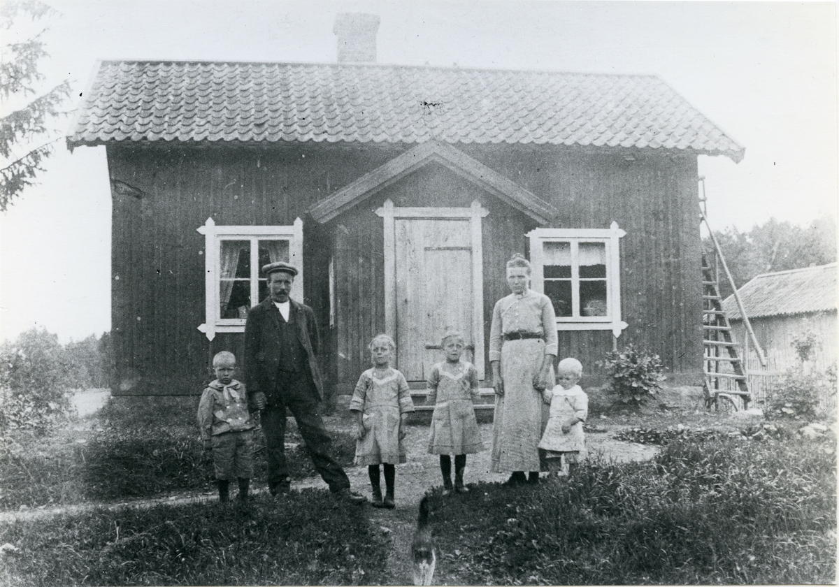 Tillberga sn, Västerås kn, Nibble.
Familjen Lindblad framför Karlsstugan. C:a 1913.