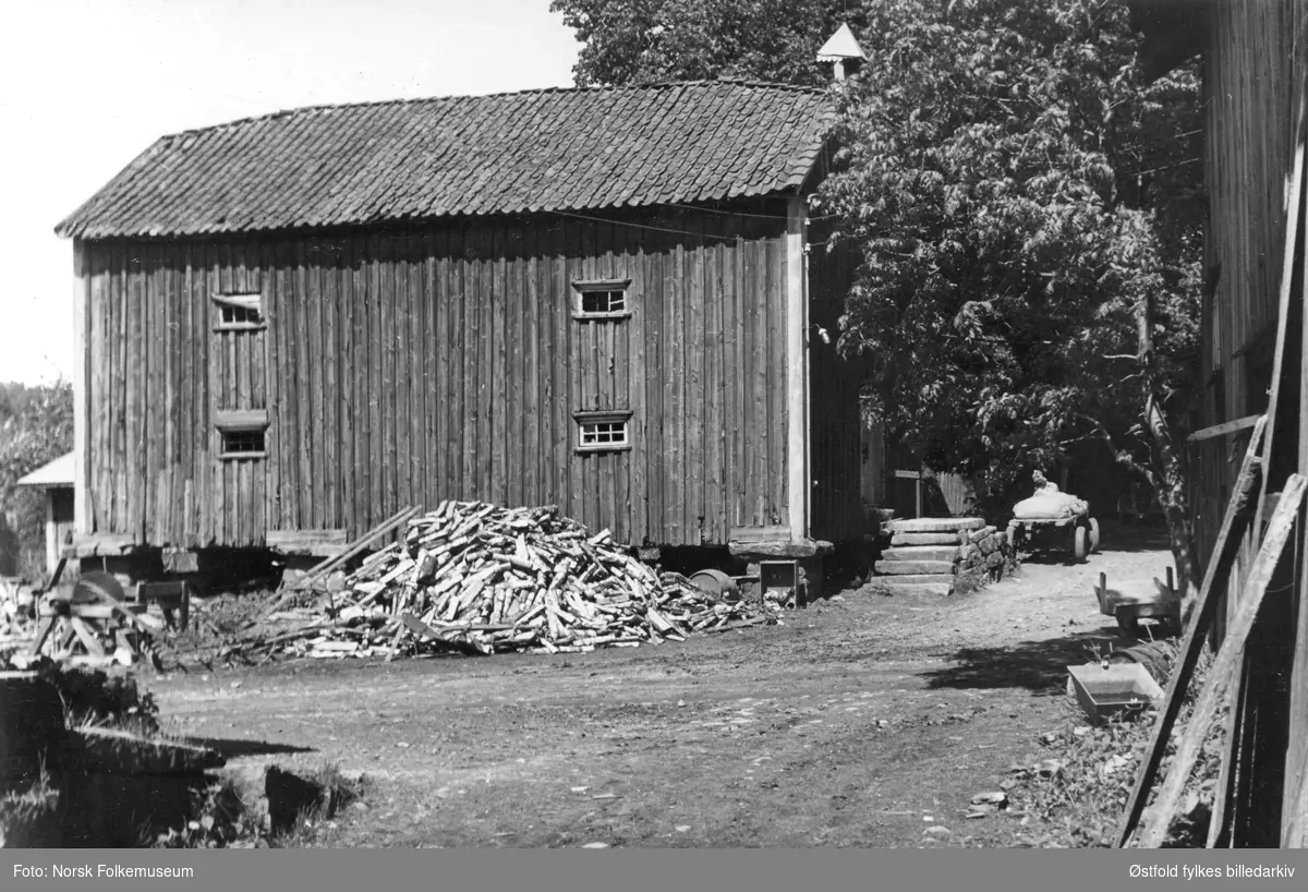 Vevlen gård i Idd ved Halden 1949-50.. Tittel under bildet "Buar"eller "Budr".