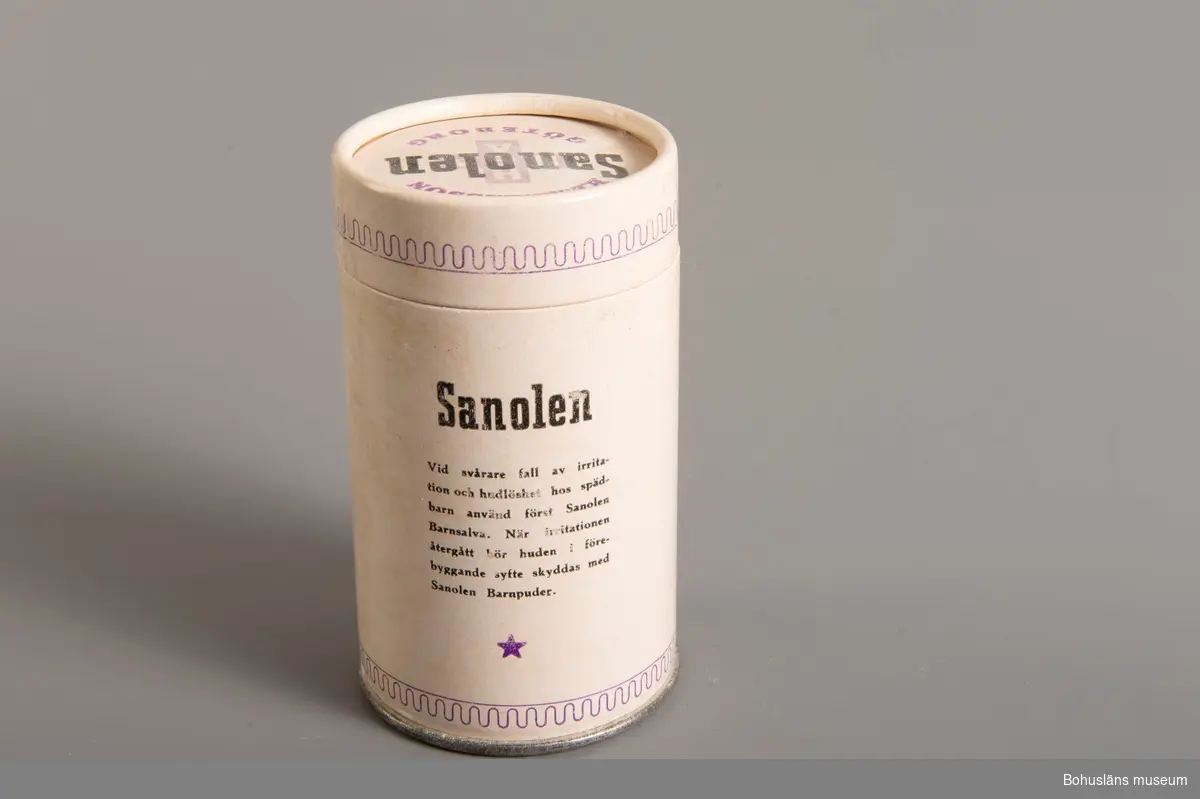 Innehåller barnpuder. Märkt med texten: "Sanolen H.E. Andersson Göteborg" på båda sidorna och locket.