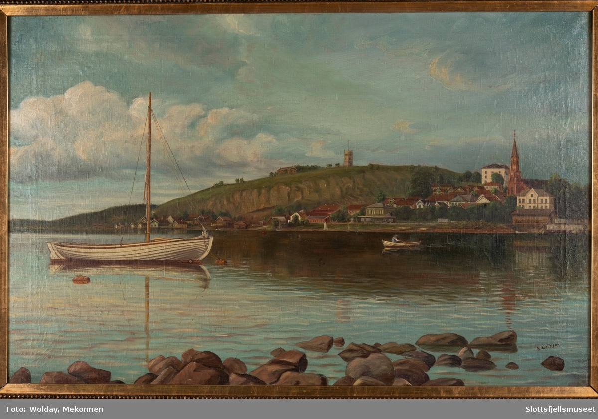 Tønsberg sett fra Kaldnes-siden. Liten selbåt i forgrunnen, Slottsfjellet med Slottsfjelltårnet og Slottsfjellskolen.