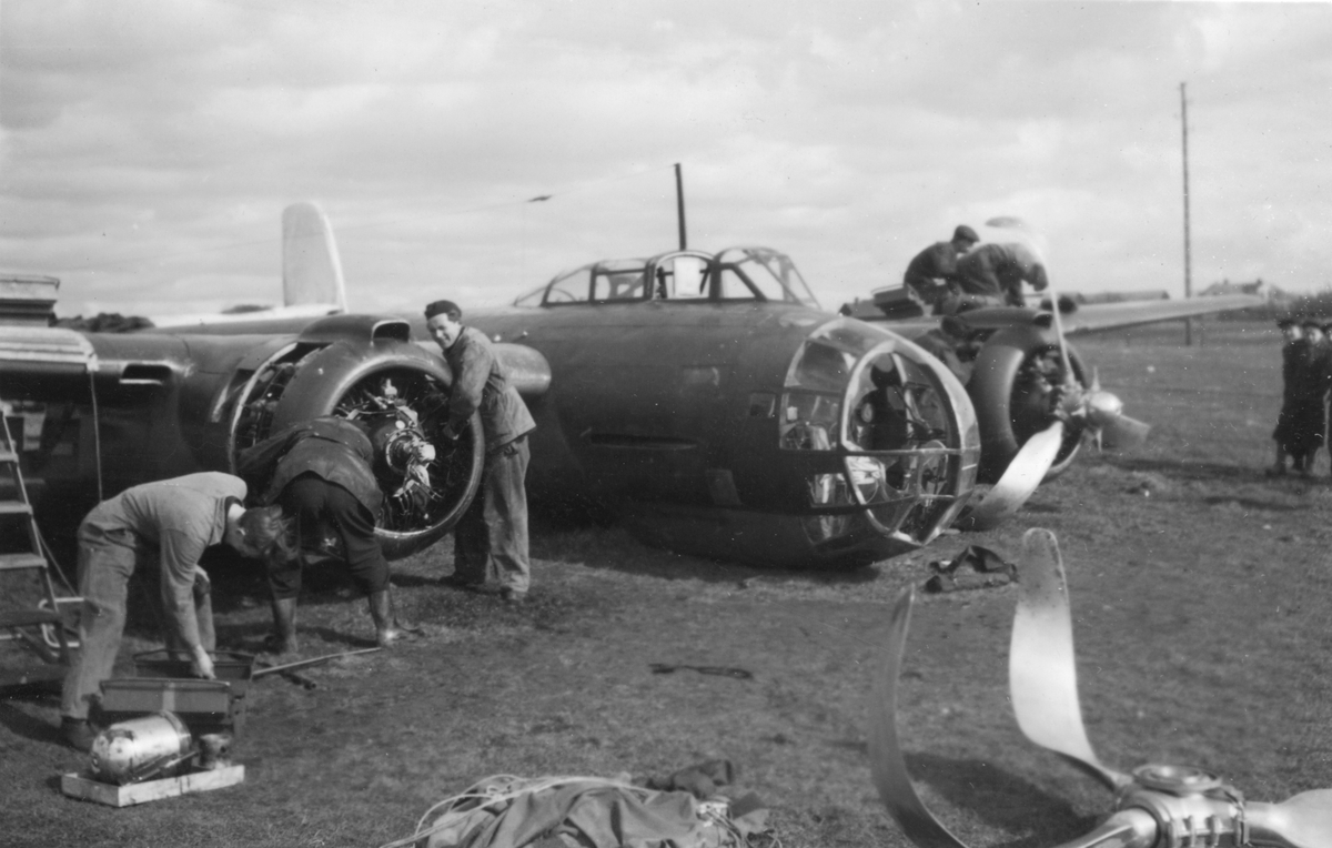 Flygmekaniker i arbete med reparation av flygplan Saab B 18 efter haveri vid Fyllebro utanför Halmstad, 1940-tal.