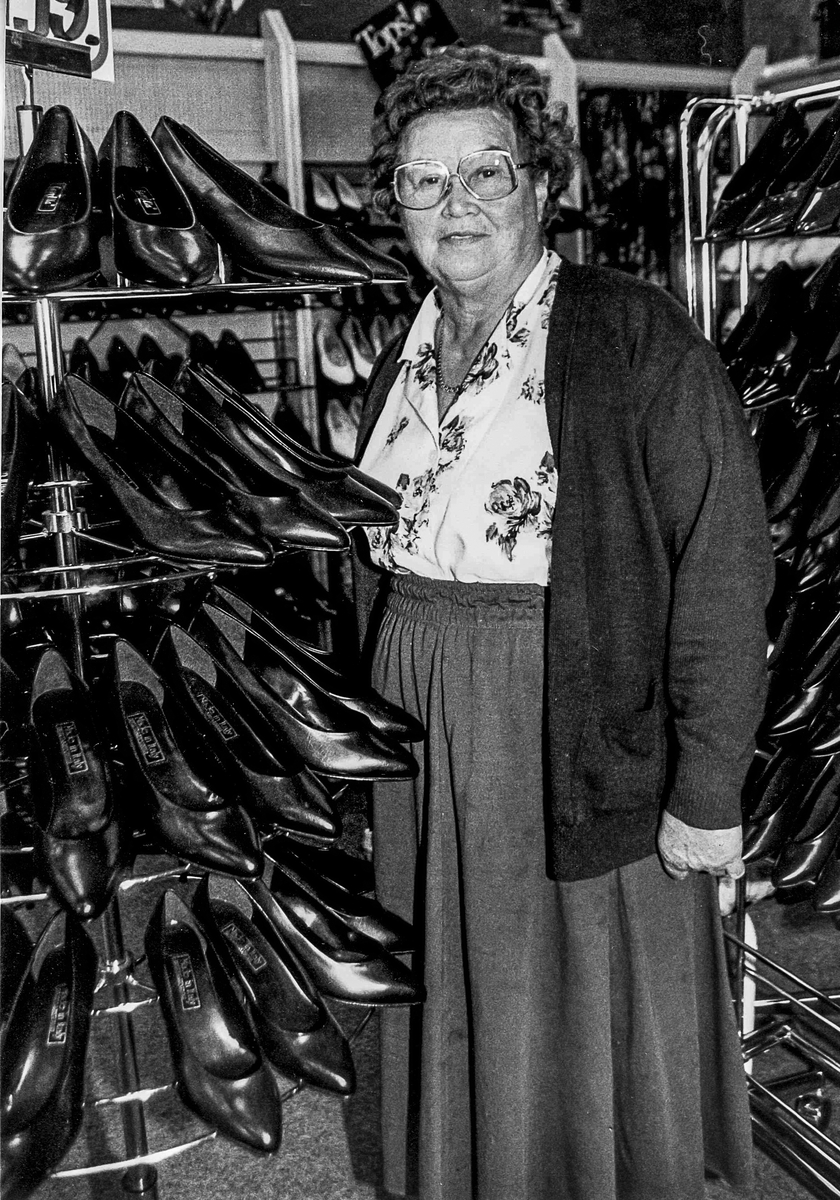 Else Marie Nilsen var en kjent person i Kragerø som jobbet i skobutikker. Her står hun ved et utvalg av sko i "Sentrum Sko", Torvgata.