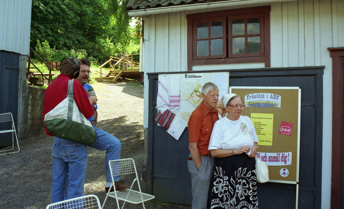 Invigning av Ekebackens Hantverksgård (tidigare John Lindströms möbelsnickeri) på Gamla Riksvägen 79, början av 1990-talet. Från vänster: (vänd från kameran) Lars Andersson från Närradion som intervjuar Staffan Bjerrhede. Till höger: Göthe och Ulla Andersson (Sporred).
