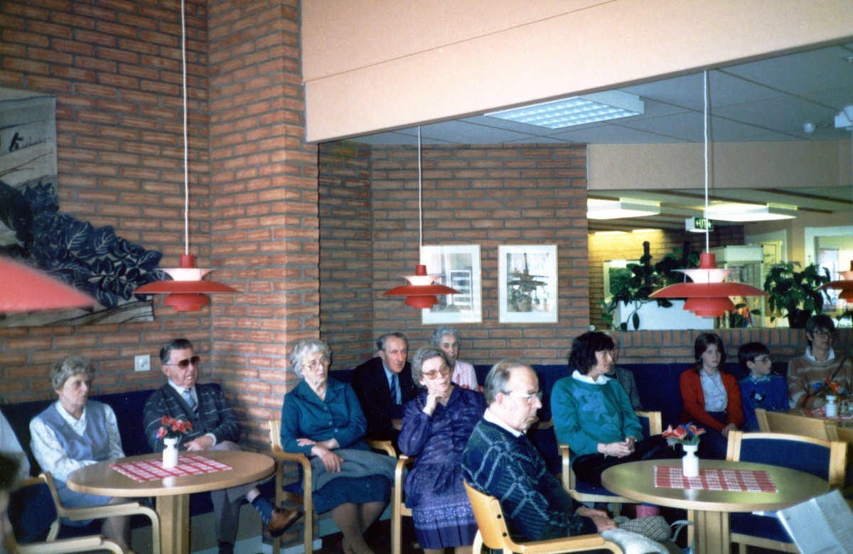 Flera personer är samlade på Brattåsgården, cirka 1990. Från vänster: 1. Kajsa Parkström, 2. Börje Parkström, 3. Hulda Olsson, 4. Okänd, 5. Elvira Jägnert (mörkblå klänning), 9. barn och 10. barn. Övriga namnuppgifter är okända.