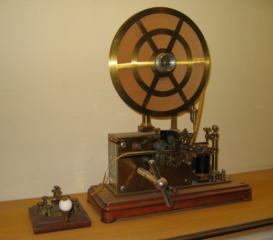 Telegraf med pappersrulle på hjulet.