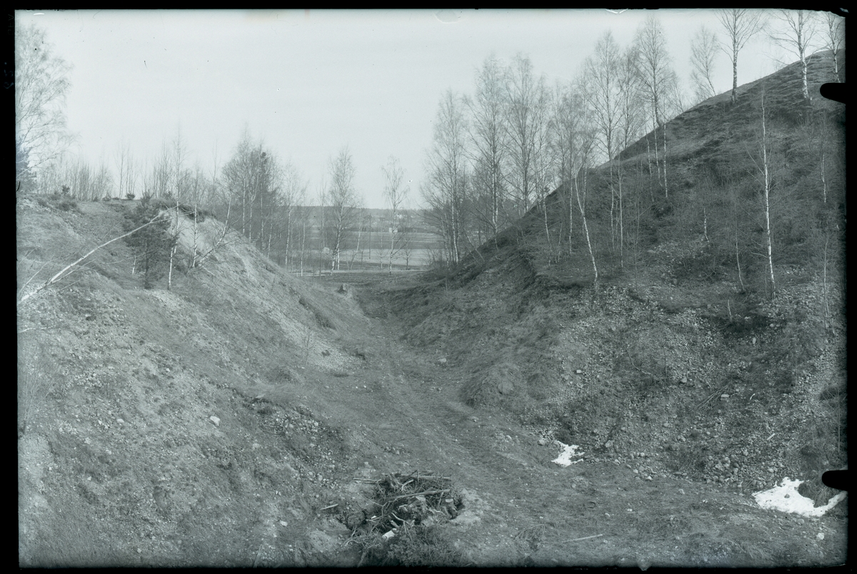 Gravfältsområde, omedelbart norr om Ströbohög, före renoveringen 1937, i Köping.