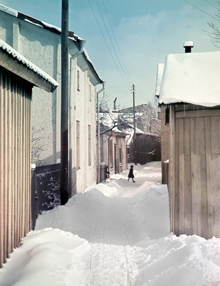 Vinter på Lilla Sandgärdsgatan, Båtsmansbacken i Växjö. 1950-tal.