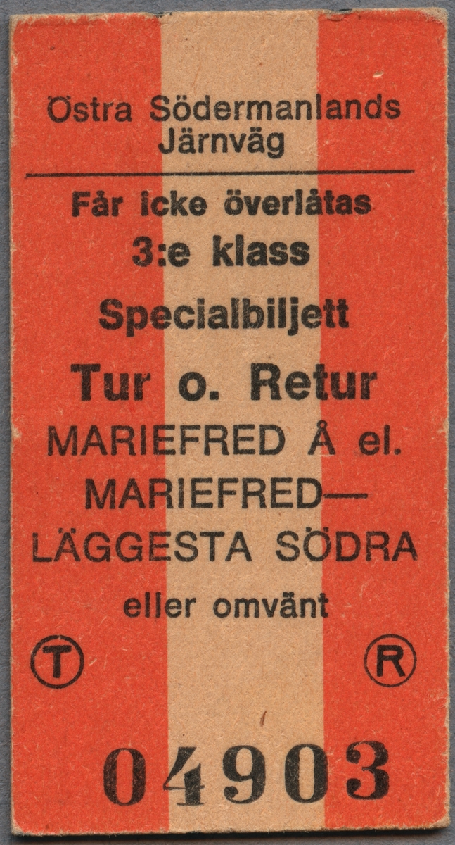 Museitågsbiljett, specialbiljett, från Östra Södermanlands Järnväg. Biljetten är utfärdad i tredje klass på sträckan Mariefred Å eller Mariefred-Läggesta södra och gäller för en tur- och returresa. Biljetten är av vit papp i Edmondsonskt format med en tredjedel av varje sida i rött.