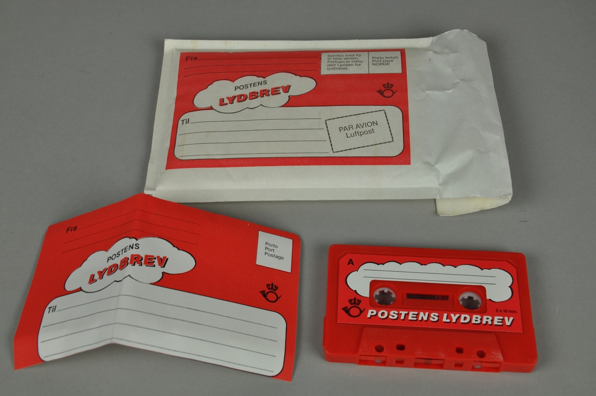 Lydbrev består av konvolutt med rød kassett til opptak på 2 x 10 minutter. Konvolutten har avsender- og adressefelt. Det ligger en klistremerkelapp med adressefelt i konvolutten