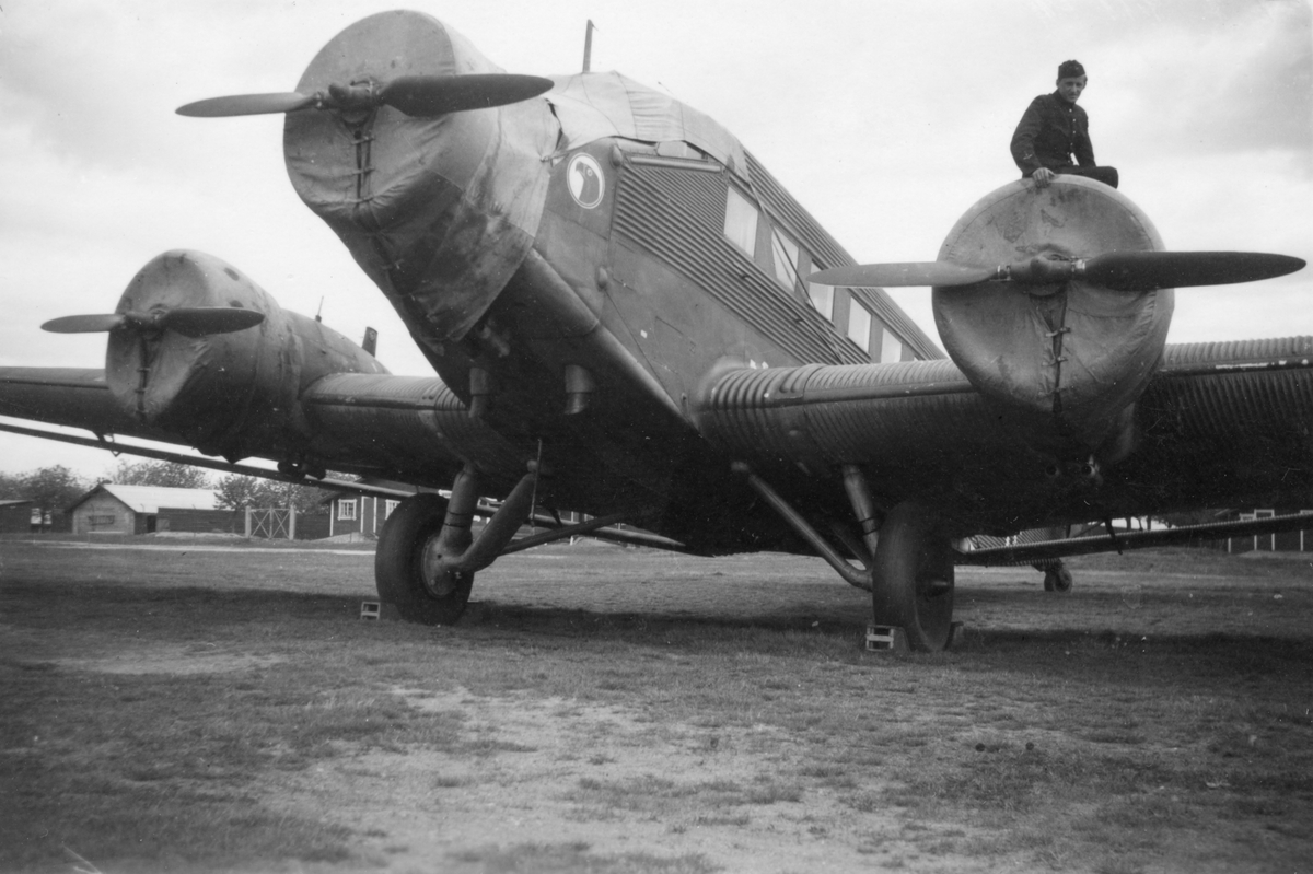 Tyskt flygplan Junkers Ju 52 märkt DP+FJ nr 15 uppställt på Bonarpshed efter nödlandning den 2 maj 1945. Vy framifrån. En militär sitter på flygplanets vänstra motor.