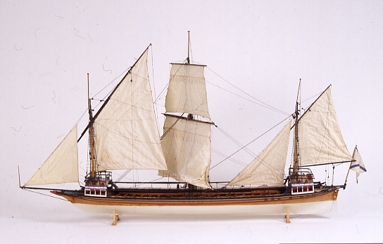 Fartygsmodell av tremastad galär med rå- och snedsegel. Rysk örlogsflagg, 20 par åror (14 st. fattades). Kravellbyggd. 22 kanoner. Galjonsfigur i form av ett gäddhuvud.
