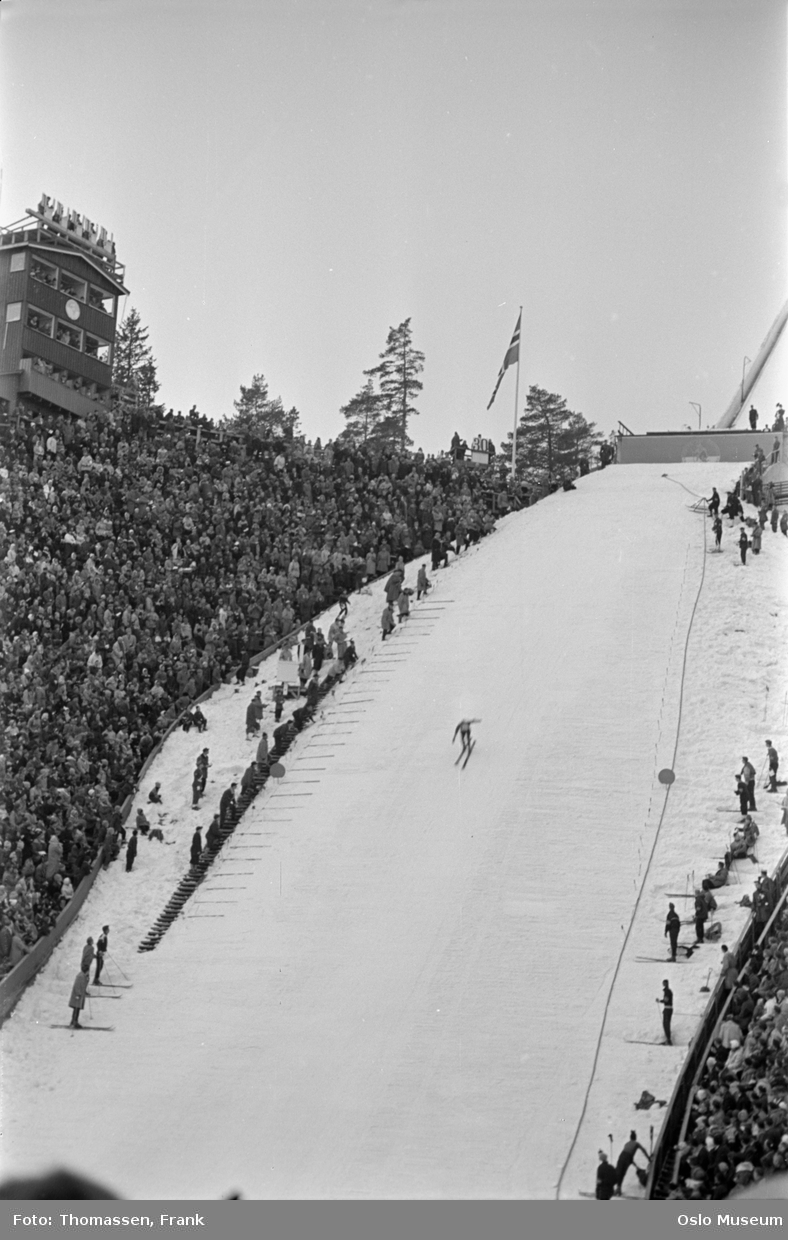 Holmenkollbakken, Holmenkollrennet, skihopper, tribuner, publikum, snø