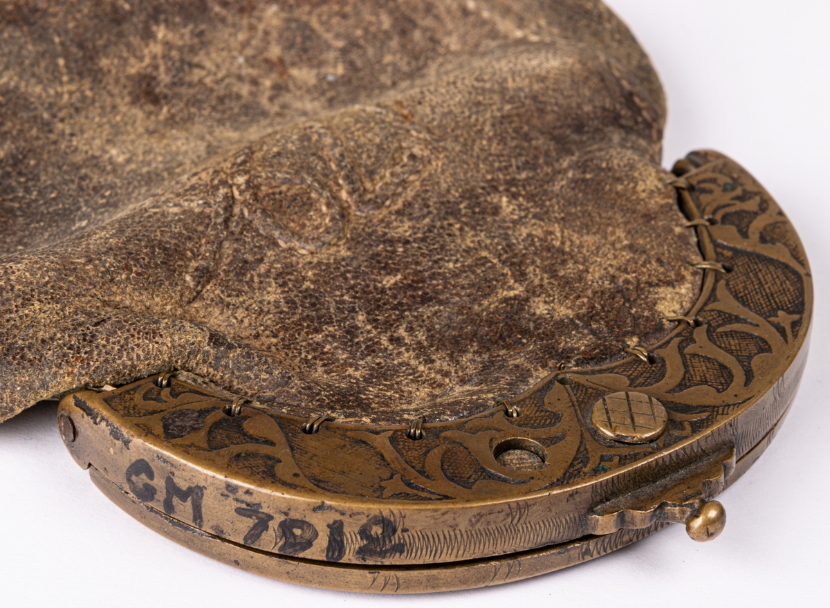 Börs av läder med spänne i mässing, märkt IIS 1796.