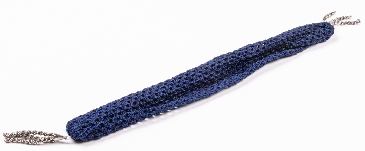 Penningpung, virkad av silke, blå, med stålgarnering.