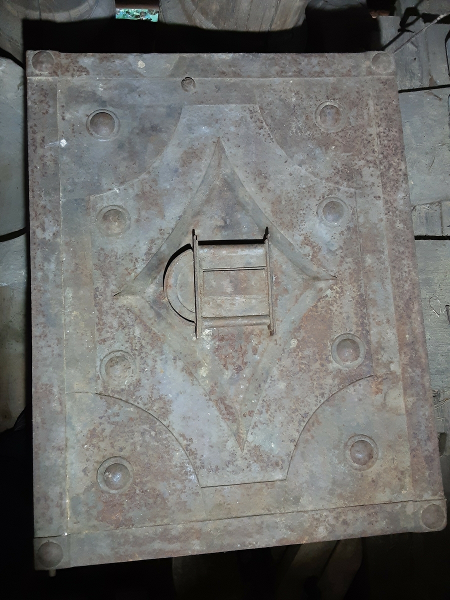 "Bly"-tung kiste. Malt metall. Håndtak av jern på 2 sider. Dekorert med stjerneformet metallpå lokket og på fronten. 
