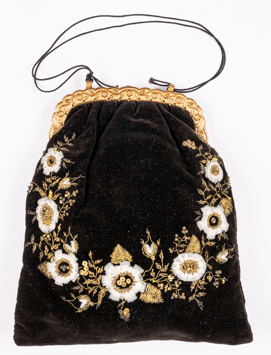 Två svarta väskor av sammet. Den ena med beslag av förgylld metall och broderier i guld och blommor av fiskfjäll.