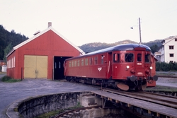 Dieselmotorvogn BM 86 20 utenfor lokomotivstallen på Rødberg