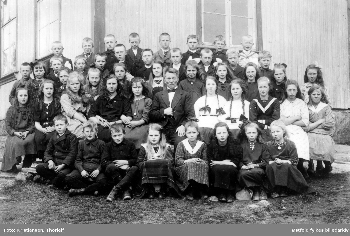Klemsdal skole i 1922, Østaskog, i Varteig med læreren Olav Tonning. Navneliste med plassering, se bilde nr. 2.