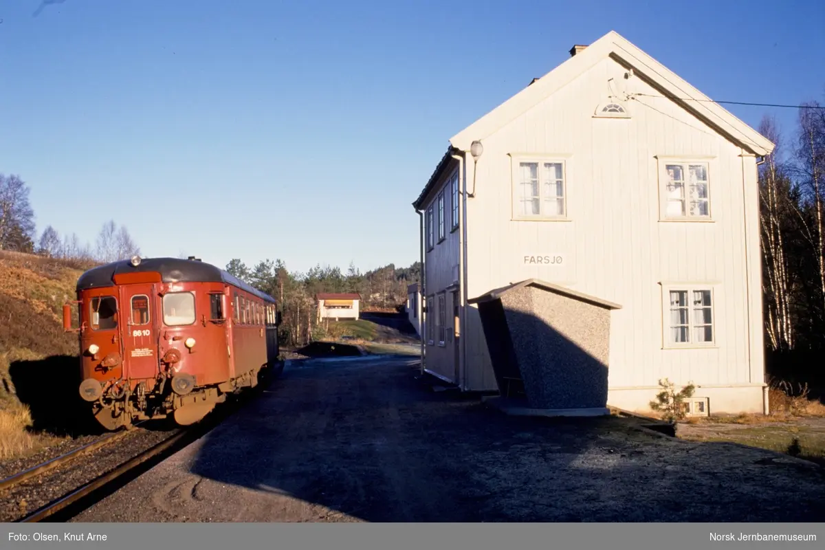 Dieselmotorvogn BM 86 10 med persontog til Kragerø på Farsjø holdeplass