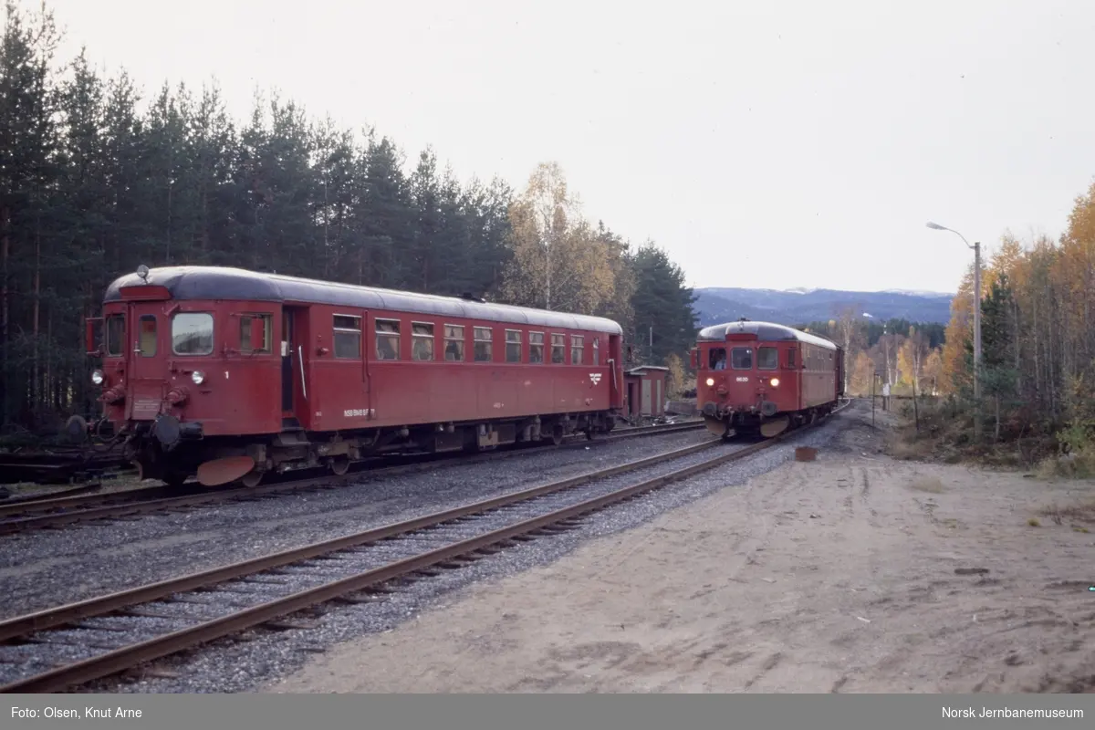 Kryssing på Flesberg stasjon mellom persontog fra Kongsberg til Rødberg (til venstre) med dieselmotorvogn BM 86 27 og persontog fra Rødberg til Kongsberg med dieselmotorvogn BM 86 20