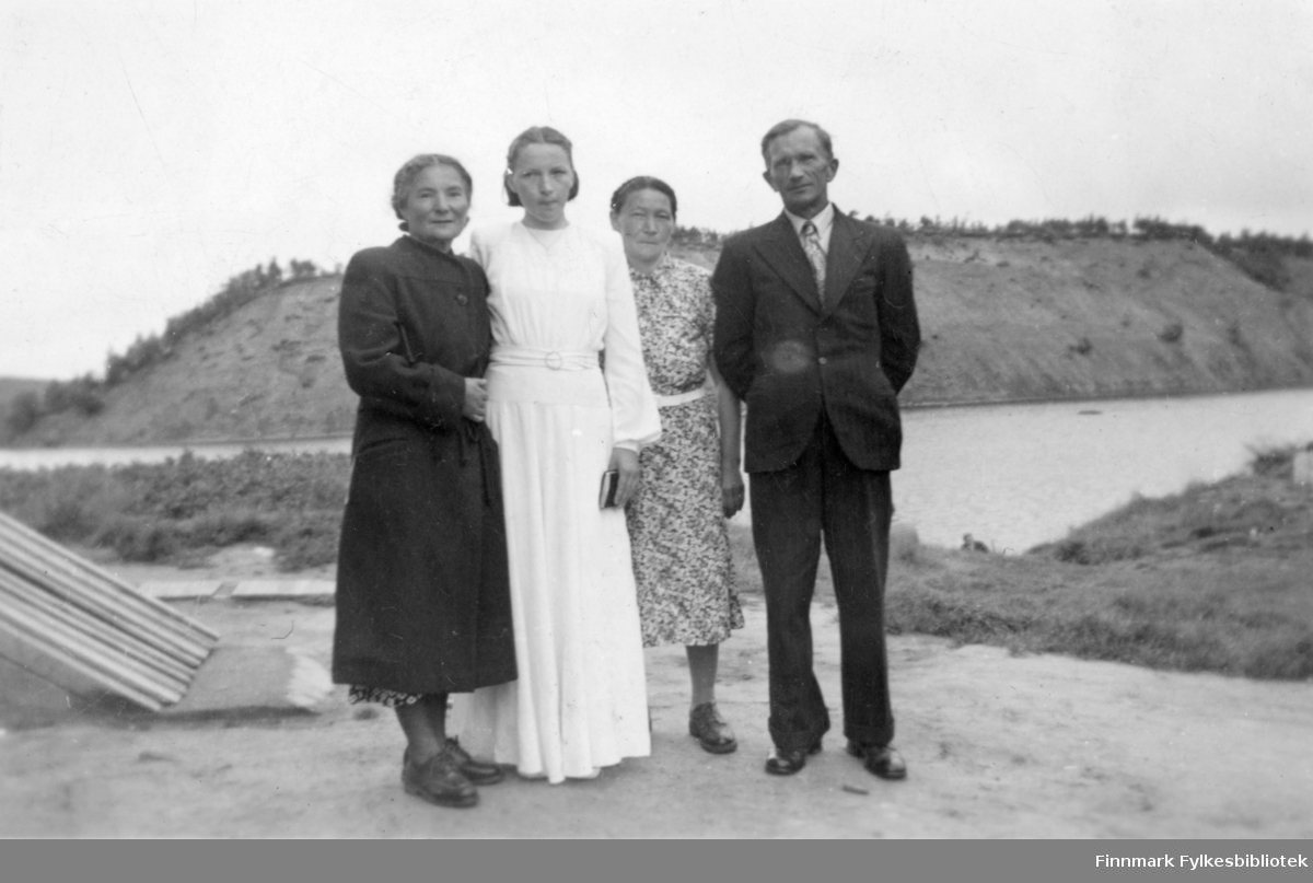 Konfirmasjon i Neiden rundt 1951. Fra venstre: Astrid Mikkola, konfirmant Aino Mikkola (Labahå), Inga Mikkola og Arvid Mikkola.