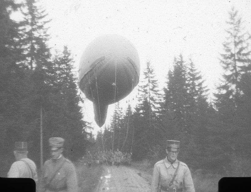 Fältballong transporteras längs en väg.