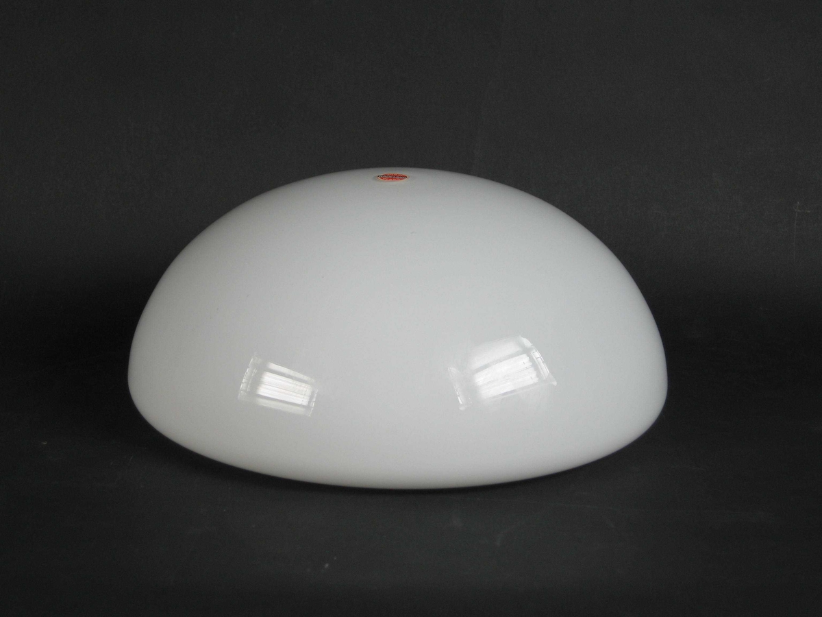 Lampekuppel av hvitt glass med klart overfang. Kuppelen er en litt flatklemt halvkule.