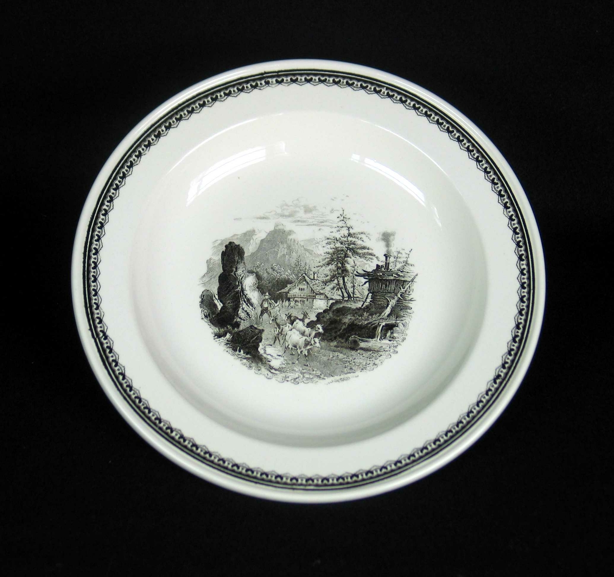 Suppetallerken i offwhite keramikk med sort dekor. 
