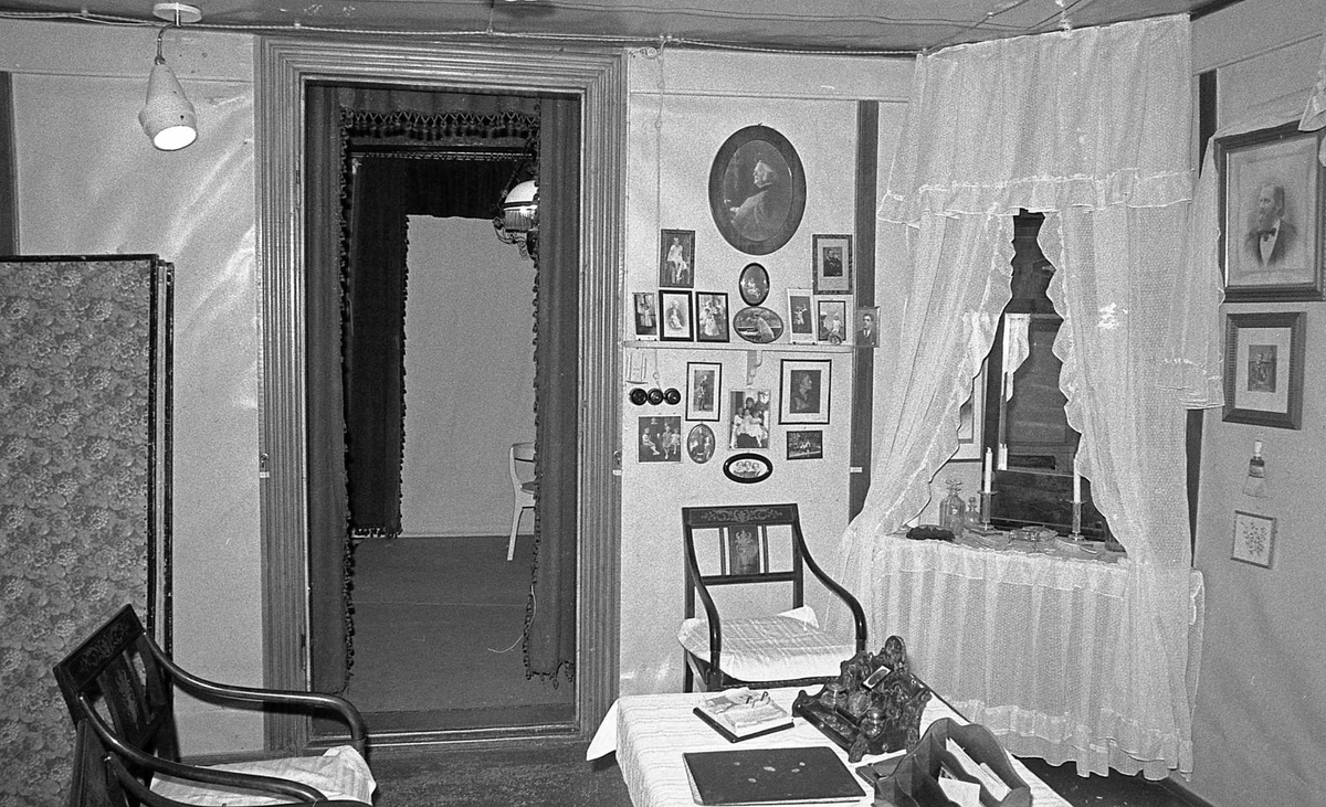 DOK:1971,
påkledningsværelse, fotografier, stol,