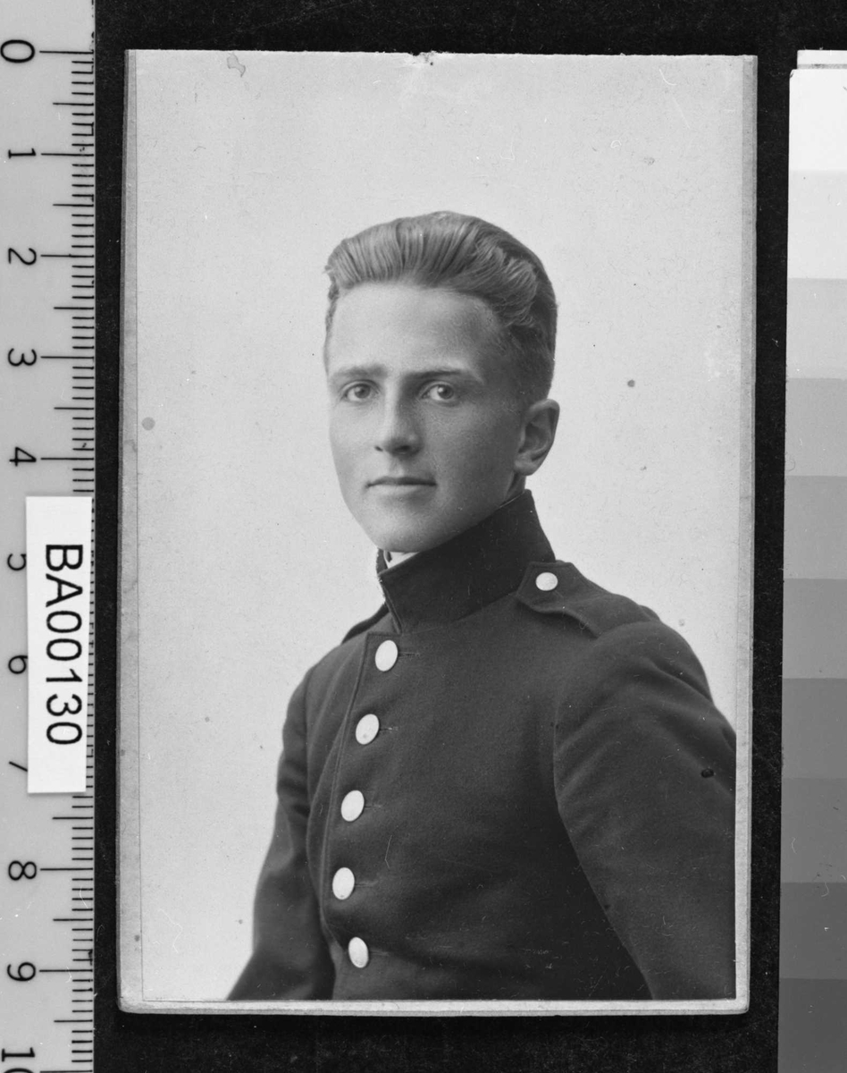Portrett av ung mann i uniform. Han ser direkte på betrakteren.