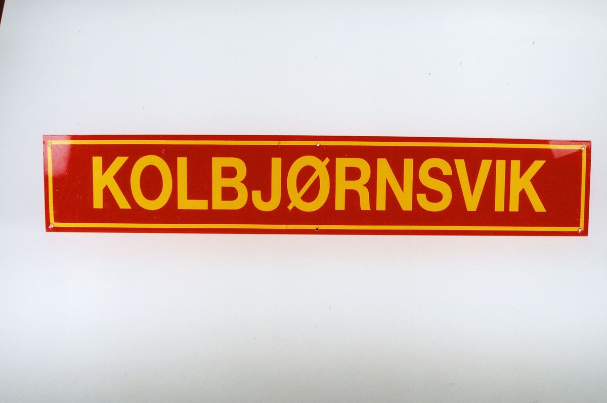 Postmuseet, gjenstander, skilt, stedskilt, stedsnavn, 4816 Kolbjørnsvik.