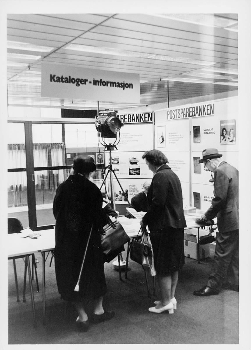 markedsseksjonen, Oslo postgård 50 år, utstilling, informasjon, postsparebanken, kataloger, 2 damer, 1 mann